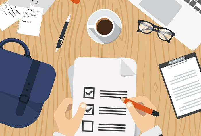 Ilustração de uma pessoa organizando tarefas com checklist, café e agenda